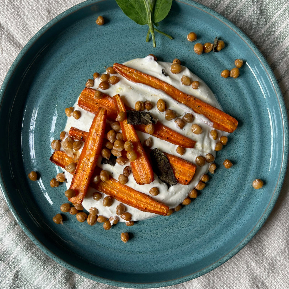 HONIGKAROTTE MIT SALBEI AUF FETACREME