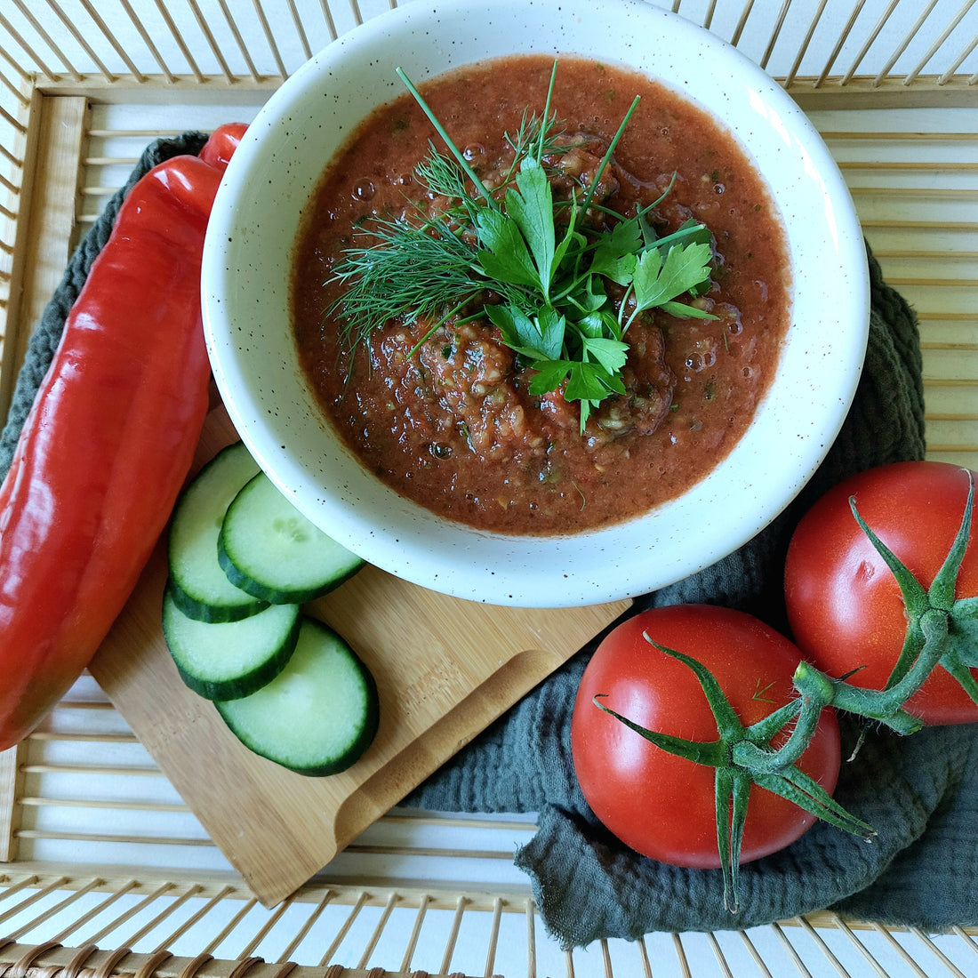 GAZPACHO MIT PAPRIKA, TOMATE & GURKE
