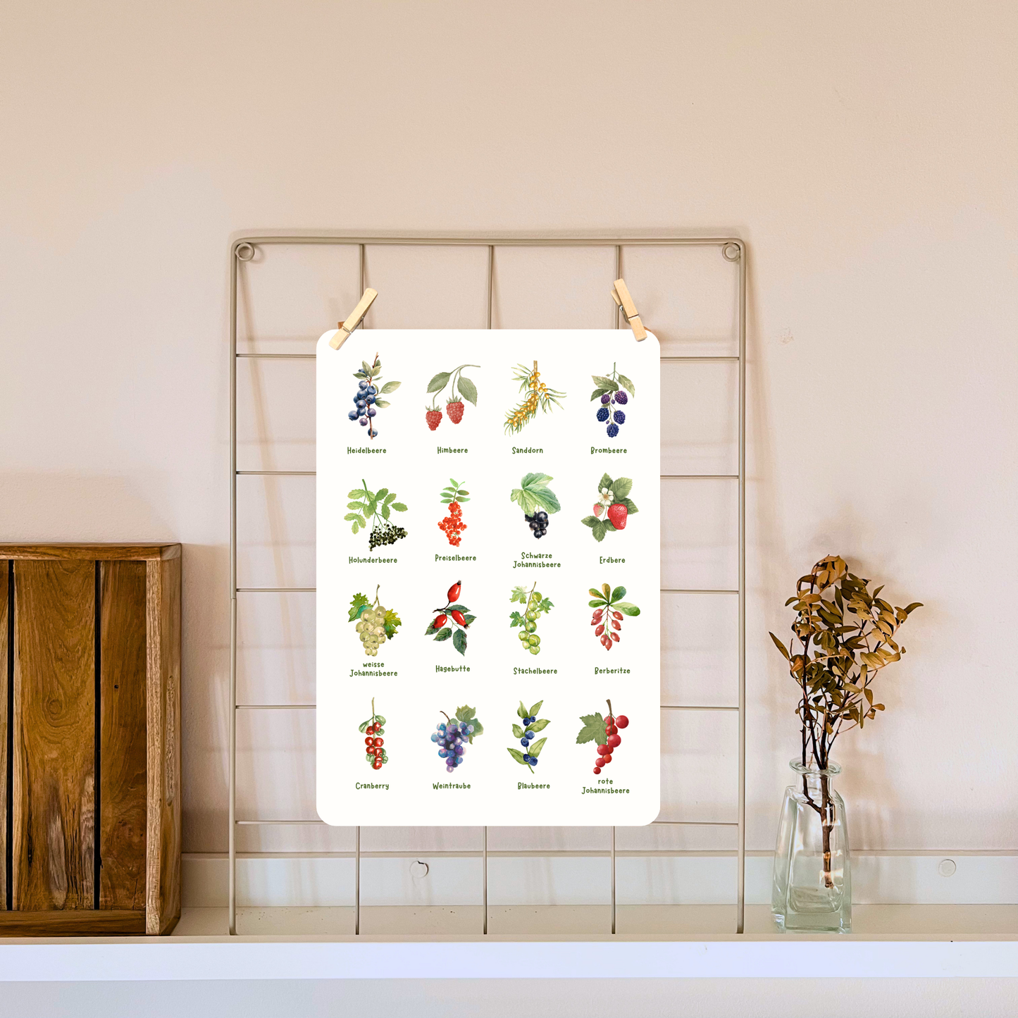 Poster mit Beeren an Metall-Pinnwand