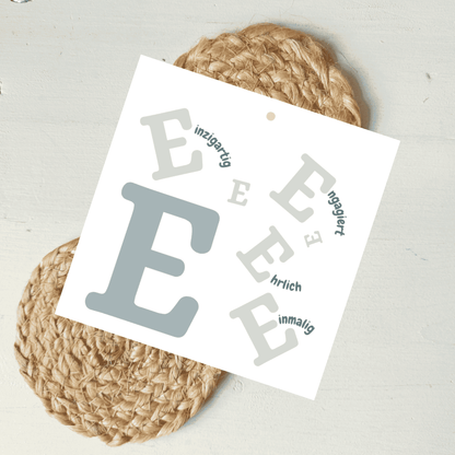 Geschenkanhänger Komplimente Buchstabe E aus hochwertigem Karton von foodigence