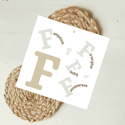 Geschenkanhänger Komplimente Buchstabe F aus hochwertigem Karton von foodigence