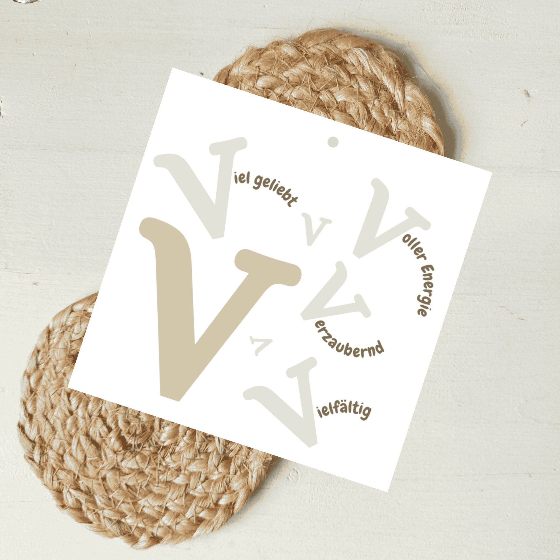 Geschenkanhänger Komplimente Buchstabe V aus hochwertigem Karton von foodigence