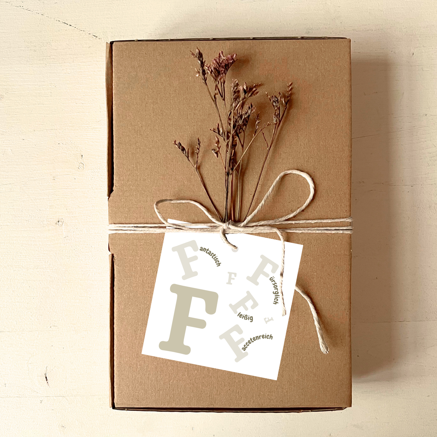 Bild von Komplimente-Geschenkanhänger von foodigence an einem Geschenk befestigt