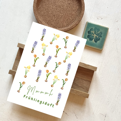 Grußkarte auf einem Tisch mit Tonblüte dekoriert