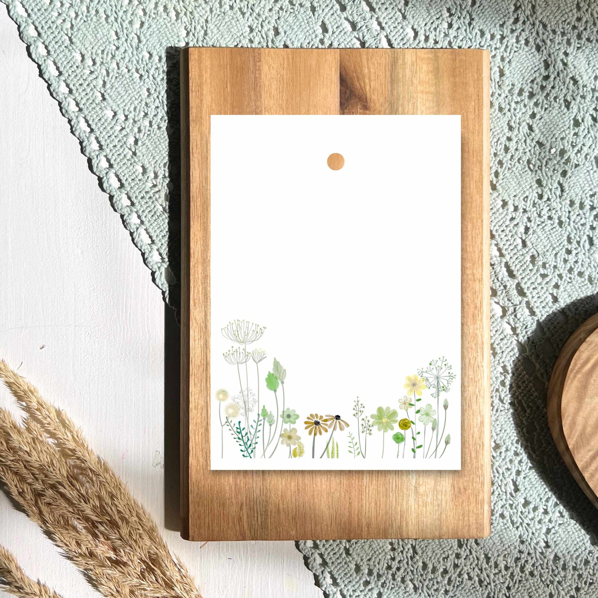 Geschenkanhänger aus Papier mit Blumenwiese ohne Text von foodigence