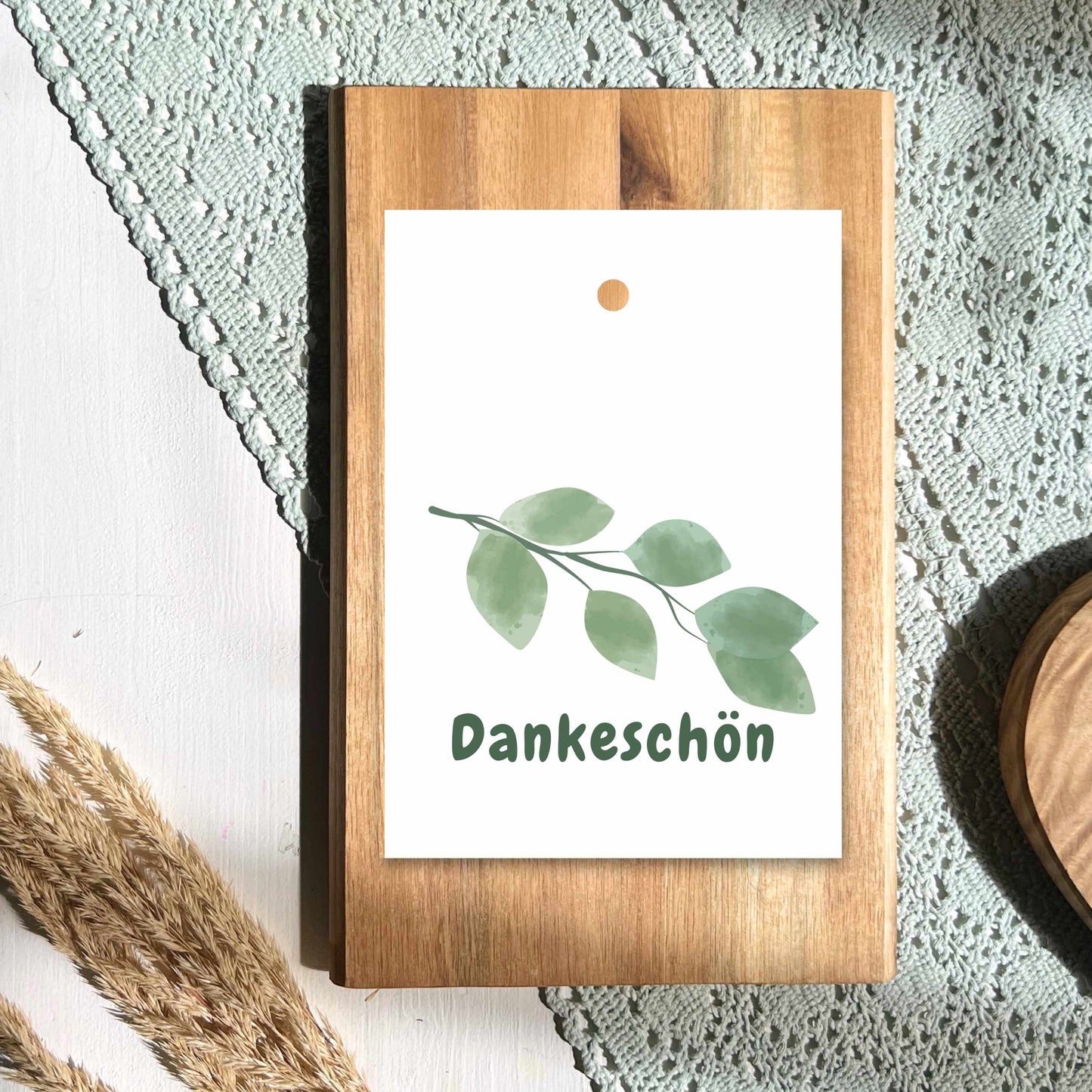 Geschenkanhänger aus Papier mit einem Zweig und dem text Dankeschön von foodigence