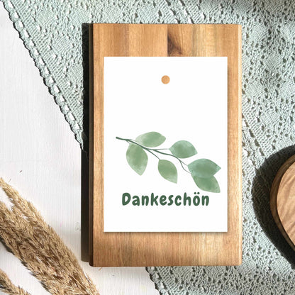 Geschenkanhänger aus Papier mit einem Zweig und dem text Dankeschön von foodigence