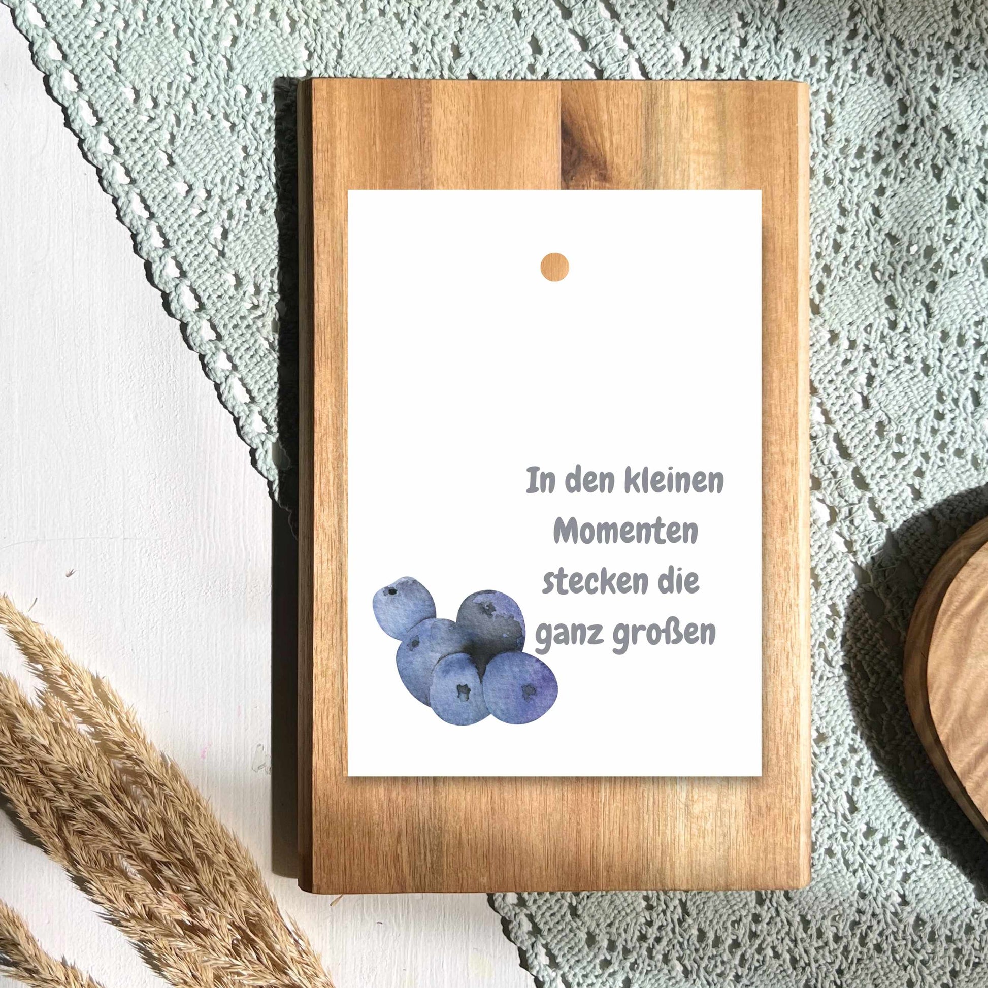 Geschenkanhänger aus Papier mit Beeren und dem Text In den kleinen Momenten stecken die ganz großen von foodigence