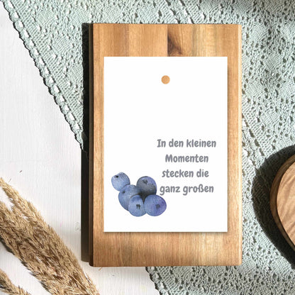 Geschenkanhänger aus Papier mit Beeren und dem Text In den kleinen Momenten stecken die ganz großen von foodigence