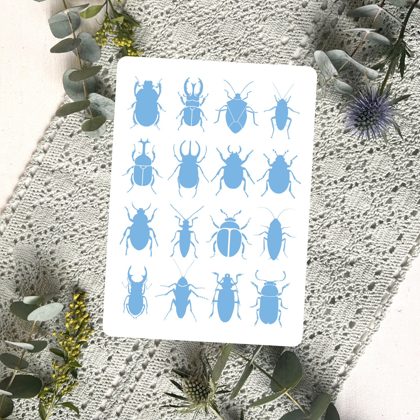 Karte in DIN A5 Format mit blauen Käfer-Silhouetten