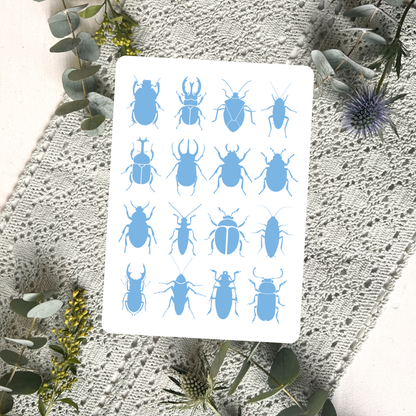 Karte in DIN A5 Format mit blauen Käfer-Silhouetten