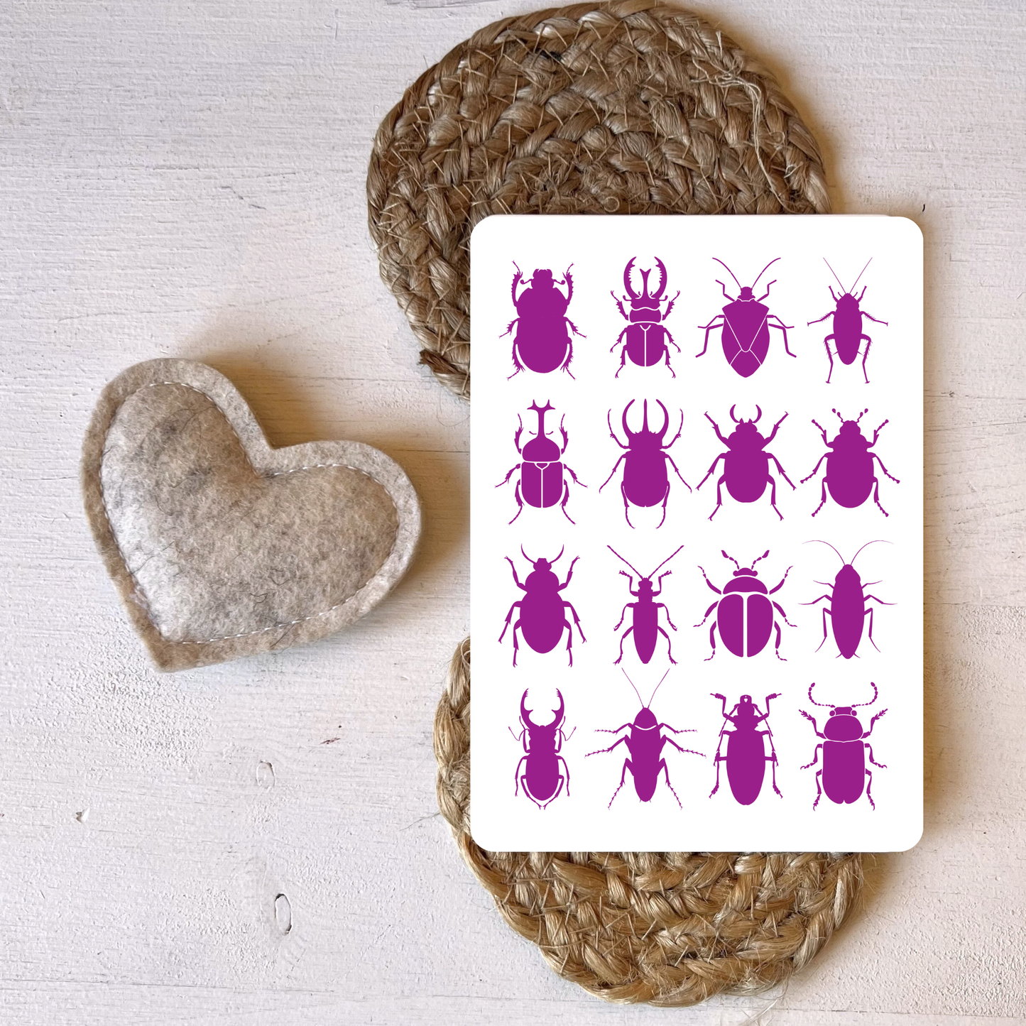 Postkarte mit violetten Käfern von foodigence