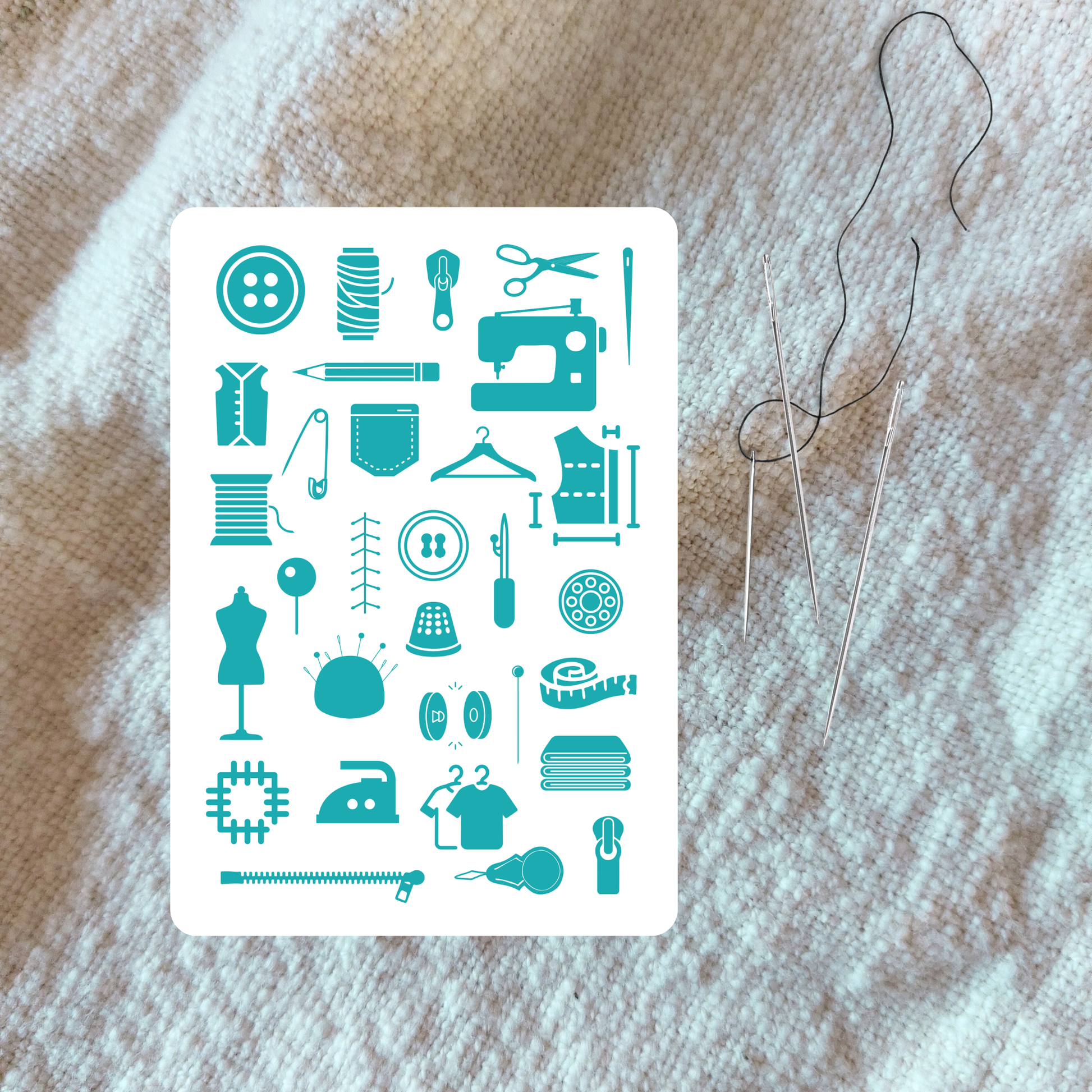 Karte Postkarte zum Hobby Nähen auf einem Stück Stoff liegend