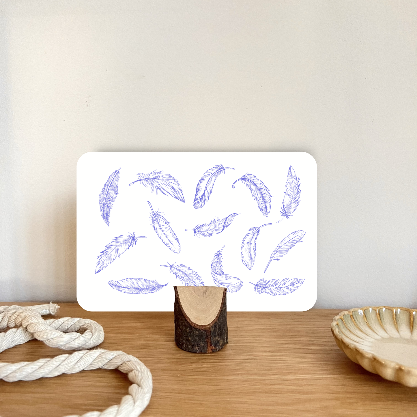 Feder Postkarte in einem Kartenständer aus Holzast