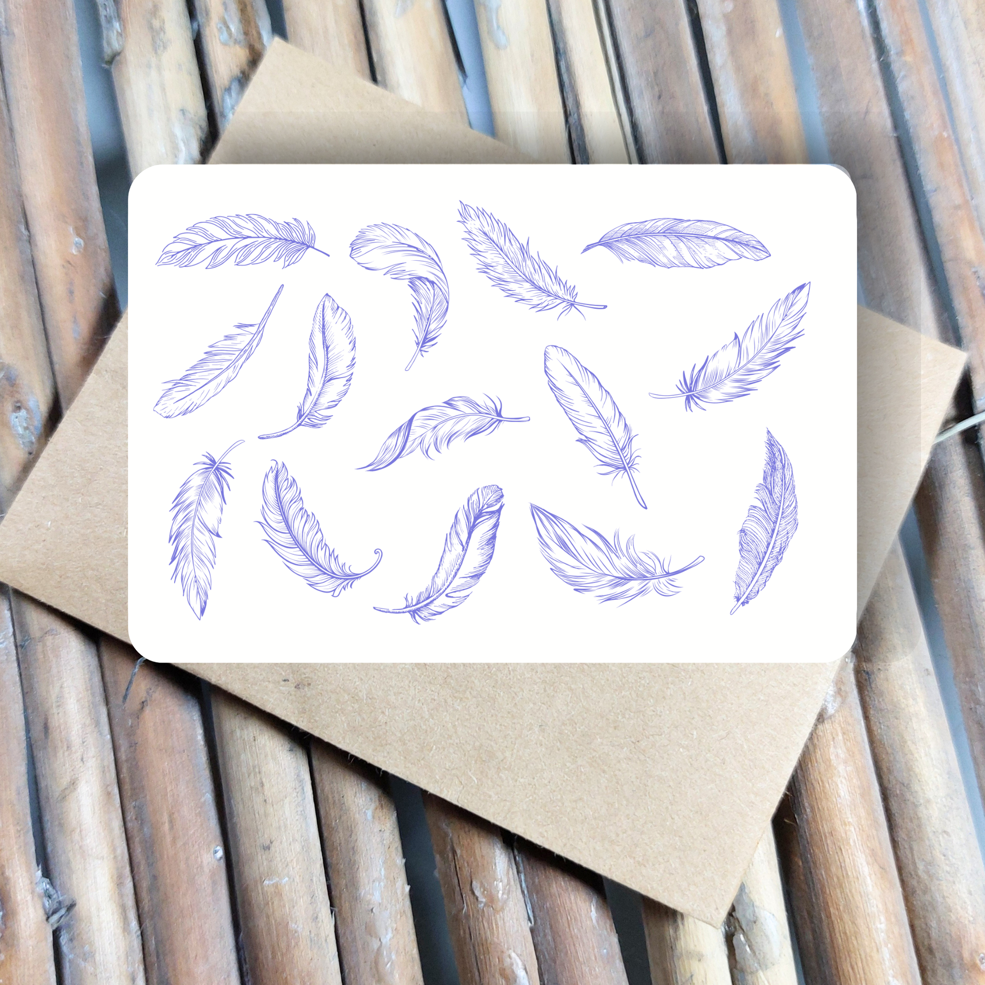 Feder Postkarte von foodigence auf einem Umschlag liegend