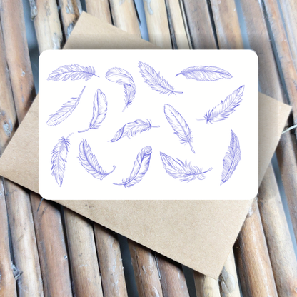 Feder Postkarte von foodigence auf einem Umschlag liegend