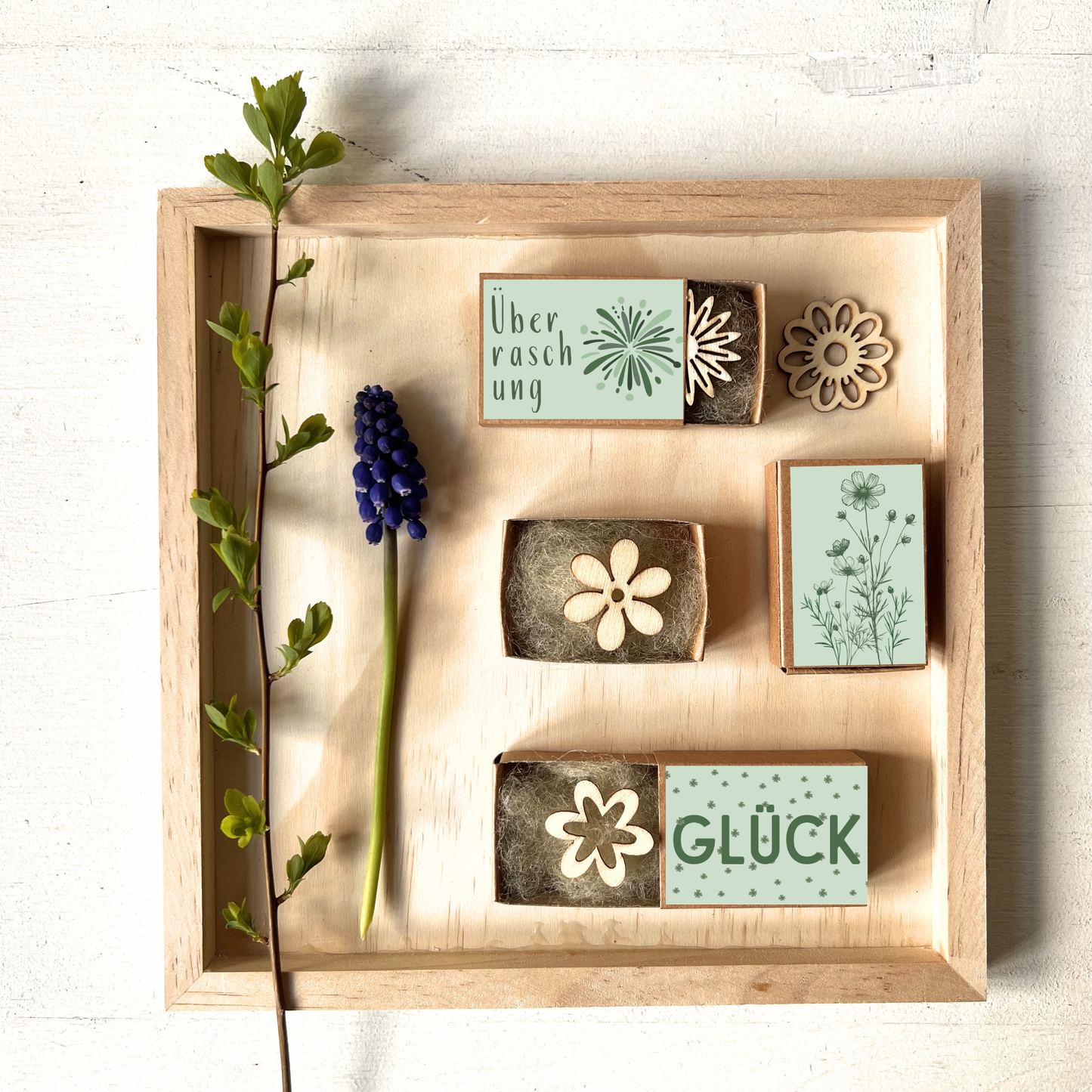 auf Tablett mit Blume