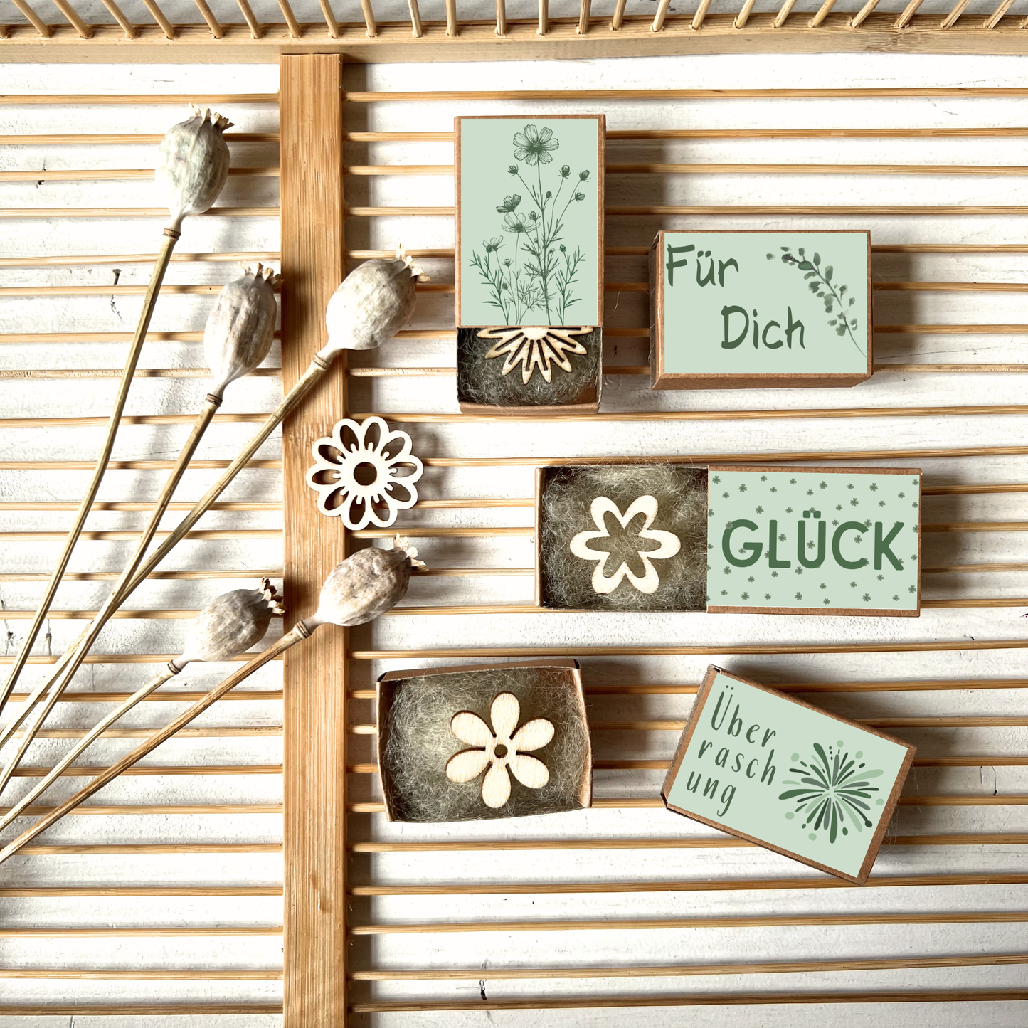 Minigeschenk Glücksbringer mit Holzblume – 4 Varianten | Kleine Aufmerksamkeit in Kraftpapier-Schachtel