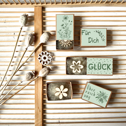Minigeschenk Glücksbringer mit Holzblume – 4 Varianten | Kleine Aufmerksamkeit in Kraftpapier-Schachtel