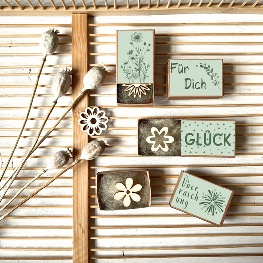 Mini good luck charm gift with wooden flower – 4 variations | Small token in kraft paper box