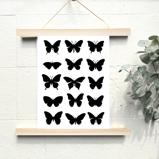 Poster an einer Wand mit schwarzen verschiedenen Schmetterlingen von foodigence
