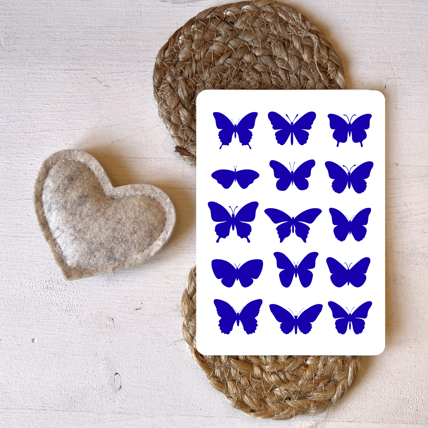 Postkarte mit blauen Schmetterlingen von foodigence