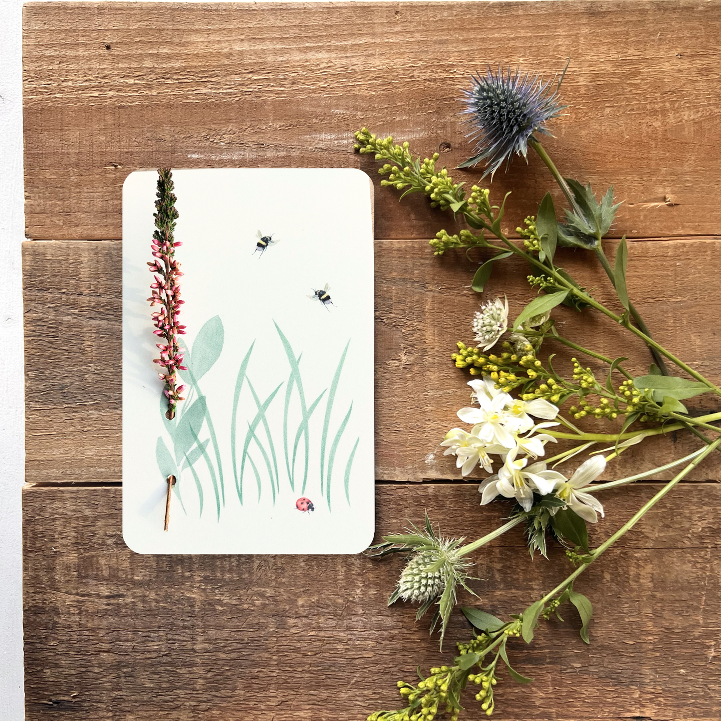 Postkarte mit einer echten Trockenblume als Tischdekration