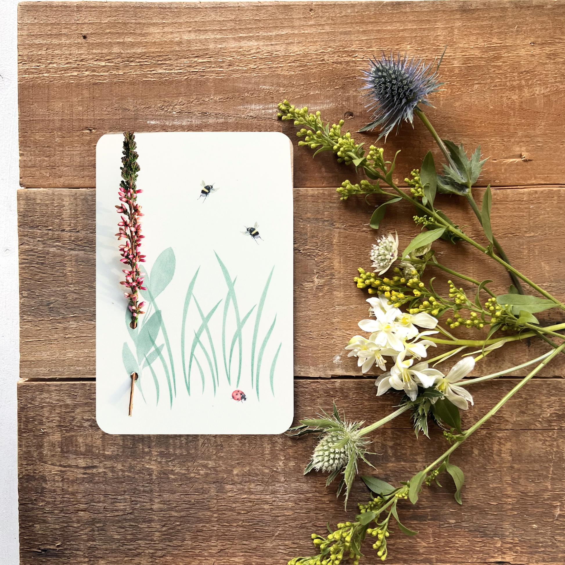 Postkarte mit einer echten Trockenblume als Tischdekration