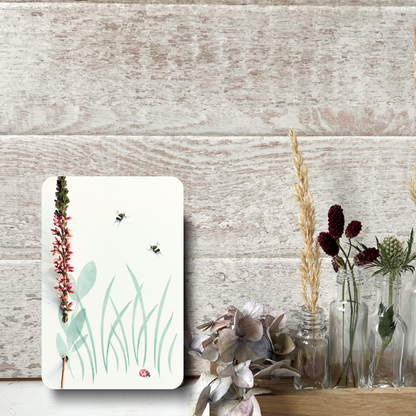 Postkarte mit einer seitlich eingesteckten Trockenblume auswechselbar