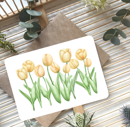 Tulpen-Postkarte auf einem Tablett mit Blüten