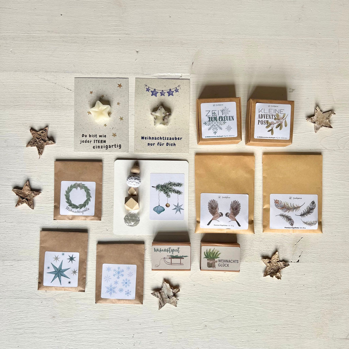 foodigence Adventskalender Füllungen Set für die Weihnachtszeit mit ausgewählten Naturprodukten und weihnachtlichen Designs, von Wildblumensamen und Vogelfutter bis zu handgefertigten Papierprodukten und dekorativen Lichtfängern