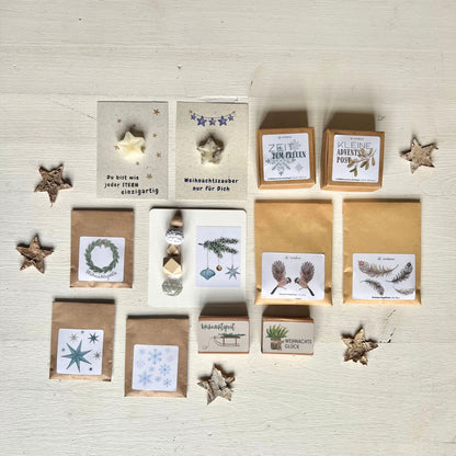 foodigence Adventskalender Füllungen Set für die Weihnachtszeit mit ausgewählten Naturprodukten und weihnachtlichen Designs, von Wildblumensamen und Vogelfutter bis zu handgefertigten Papierprodukten und dekorativen Lichtfängern
