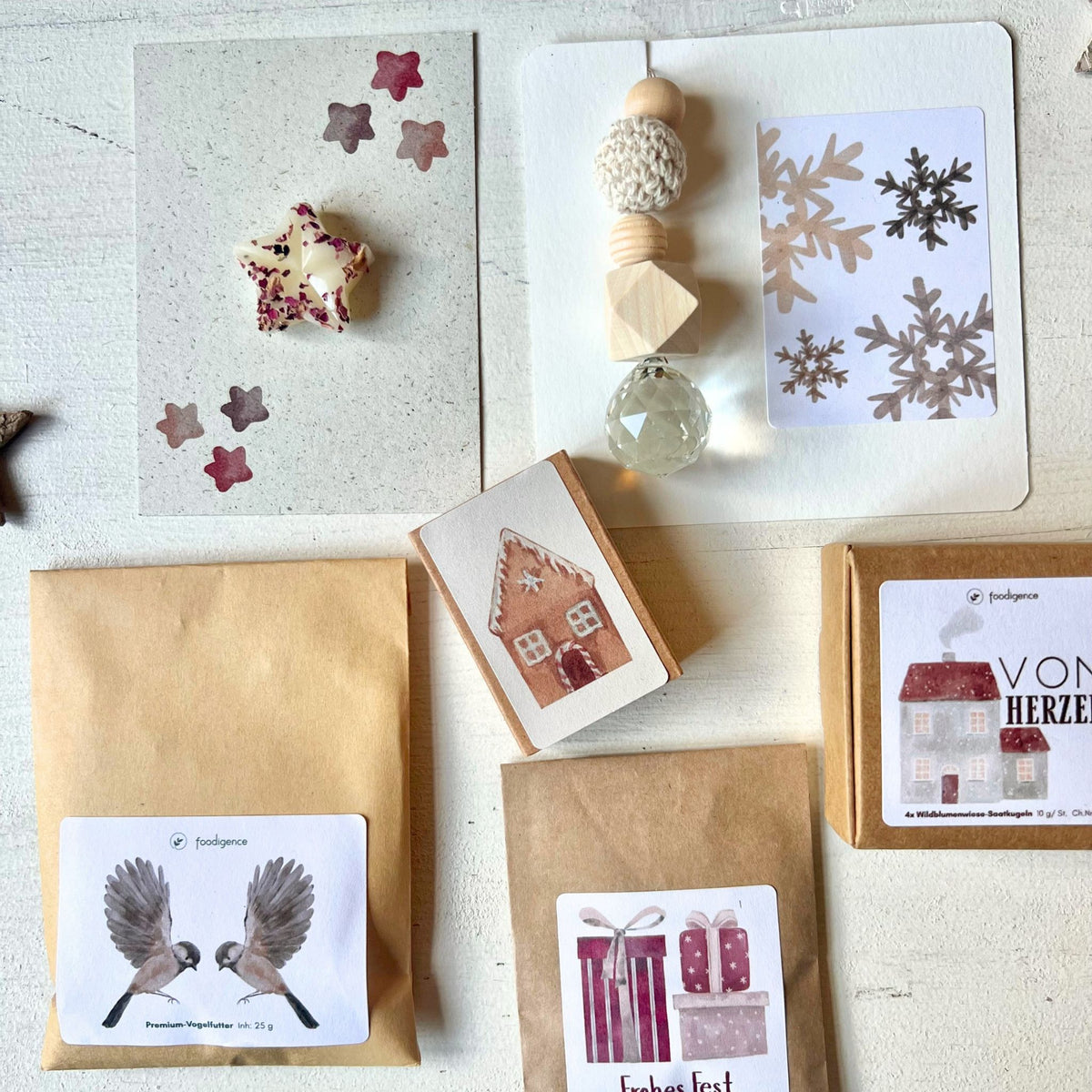 foodigence Adventskalender-Set mit sechs ausgewählten Natur- und Papierprodukten, darunter Wildblumensamen, Vogelfutter, Bienenwachs als Nahaufnahme