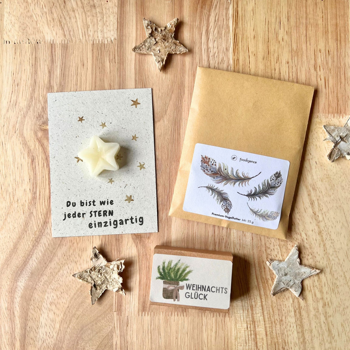 foodigence Weihnachtliches Geschenkset mit drei Überraschungen: Grußkarte mit echtem Bienenwachsstern und Sternmotiven, Vogelfutter mit Federdesign und kleiner Weihnachtsbotschaft im Schächtelchen