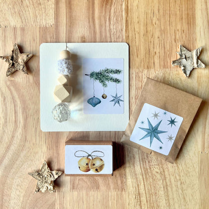 foodigence Weihnachtliches Geschenkset mit drei Überraschungen: Kristallprisma-Lichtfänger mit türkisfarbenen Weihnachtsornamenten, Samentütchen mit Weihnachtssternen und Weihnachtsbotschaft mit Wunscherfüller