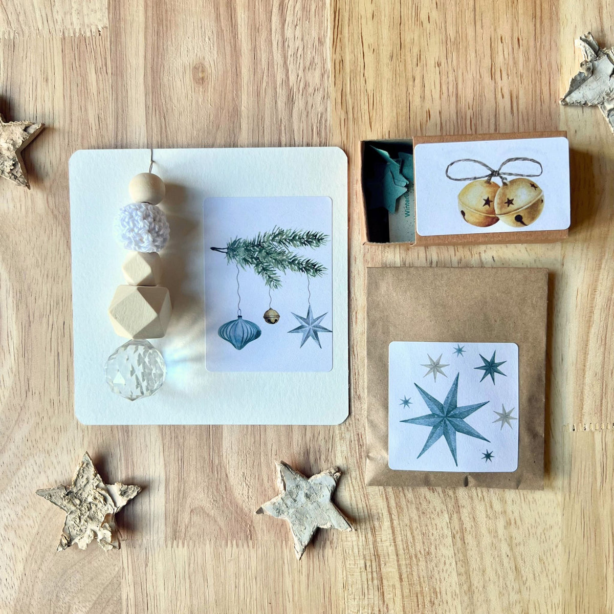 foodigence 3-teiliges Adventskalender-Füllungen-Set in festlichem Türkis-Gold-Design mit Sonnenfänger, Samentütchen und Weihnachtsbotschaft als kleine Geschenkidee für Nikolaus und Weihnachten