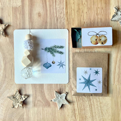 foodigence 3-teiliges Adventskalender-Füllungen-Set in festlichem Türkis-Gold-Design mit Sonnenfänger, Samentütchen und Weihnachtsbotschaft als kleine Geschenkidee für Nikolaus und Weihnachten