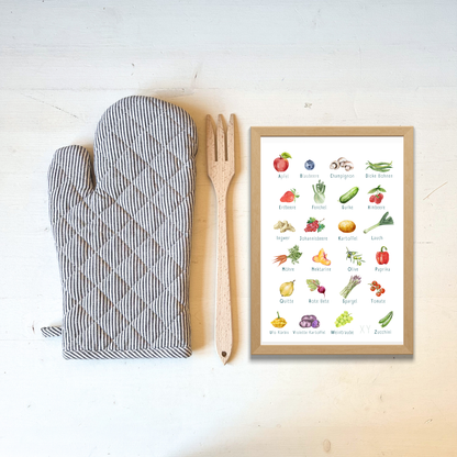 Poster von foodigence mit regionalen Produkten als ABC sortiert neben Topflappen dekoriert