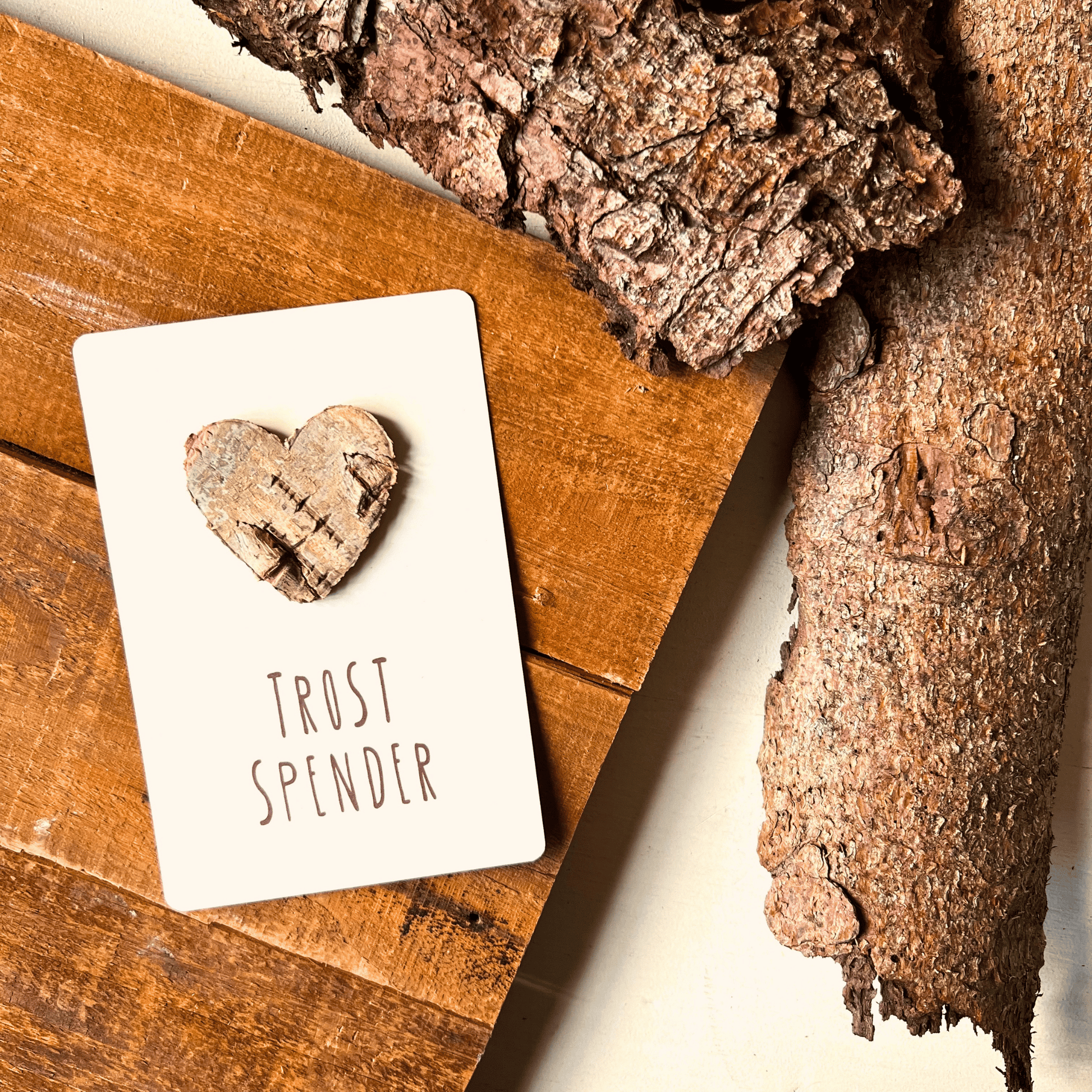 Postkarte mit Birkenherz "Trostspender" Mockup mit Rinde