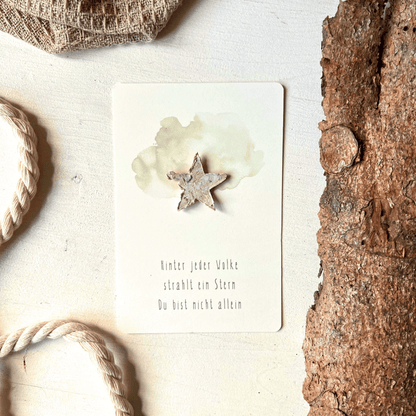 Postkarte mit Birkenstern "Hinter jeder Wolke strahlt ein Stern Du bist nicht allein" dekoriert