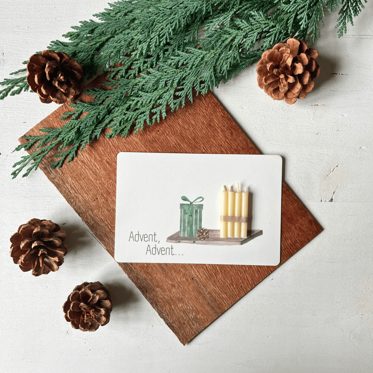 weihnachtliche Postkarten von foodigence mit echten Bienenwachskerzen zum Verschenken in der Weihnachtszeit "Advent, Advent..." mit 4 Kerzen auf einem Tablett - zusammen mit Tannenzapfen