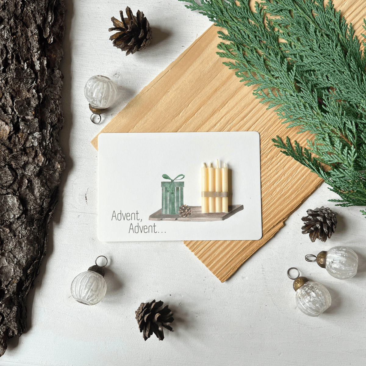 weihnachtliche Postkarten von foodigence mit echten Bienenwachskerzen zum Verschenken in der Weihnachtszeit "Advent, Advent..." mit 4 Kerzen auf einem Tablett - weihnachtlich dekoriert
