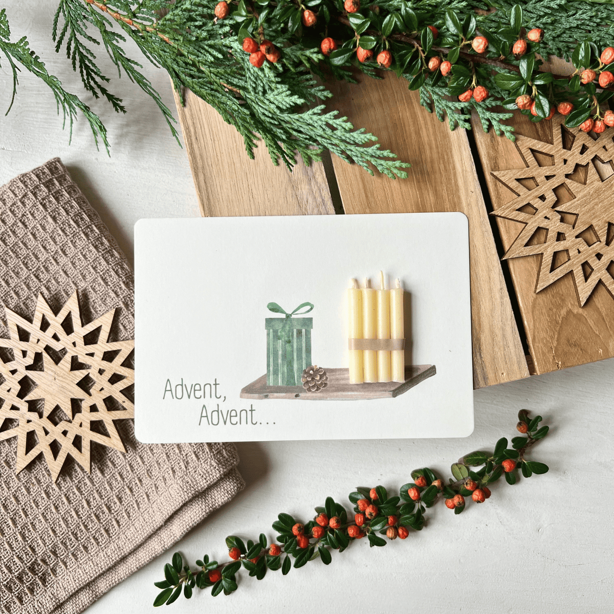 weihnachtliche Postkarten von foodigence mit echten Bienenwachskerzen zum Verschenken in der Weihnachtszeit "Advent, Advent..." mit 4 Kerzen auf einem Tablett - dekoriert mit Weihnachtsschmuck