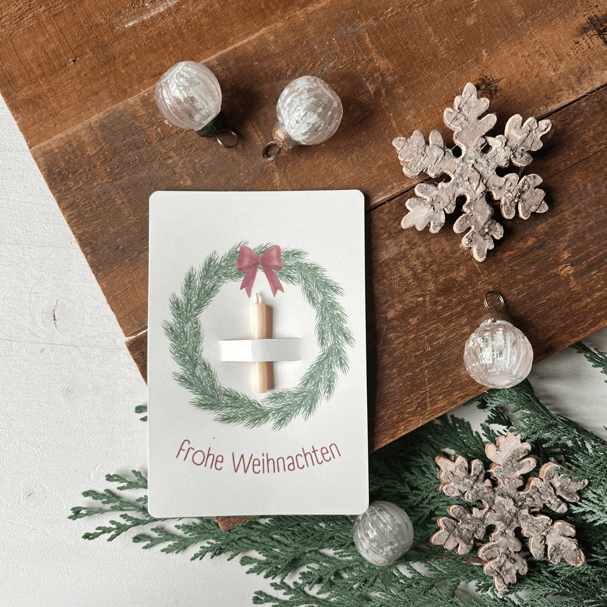 weihnachtliche Postkarten von foodigence mit echten Bienenwachskerzen zum Verschenken in der Weihnachtszeit "frohe Weihnachten" mit Weihnachtskugeln 