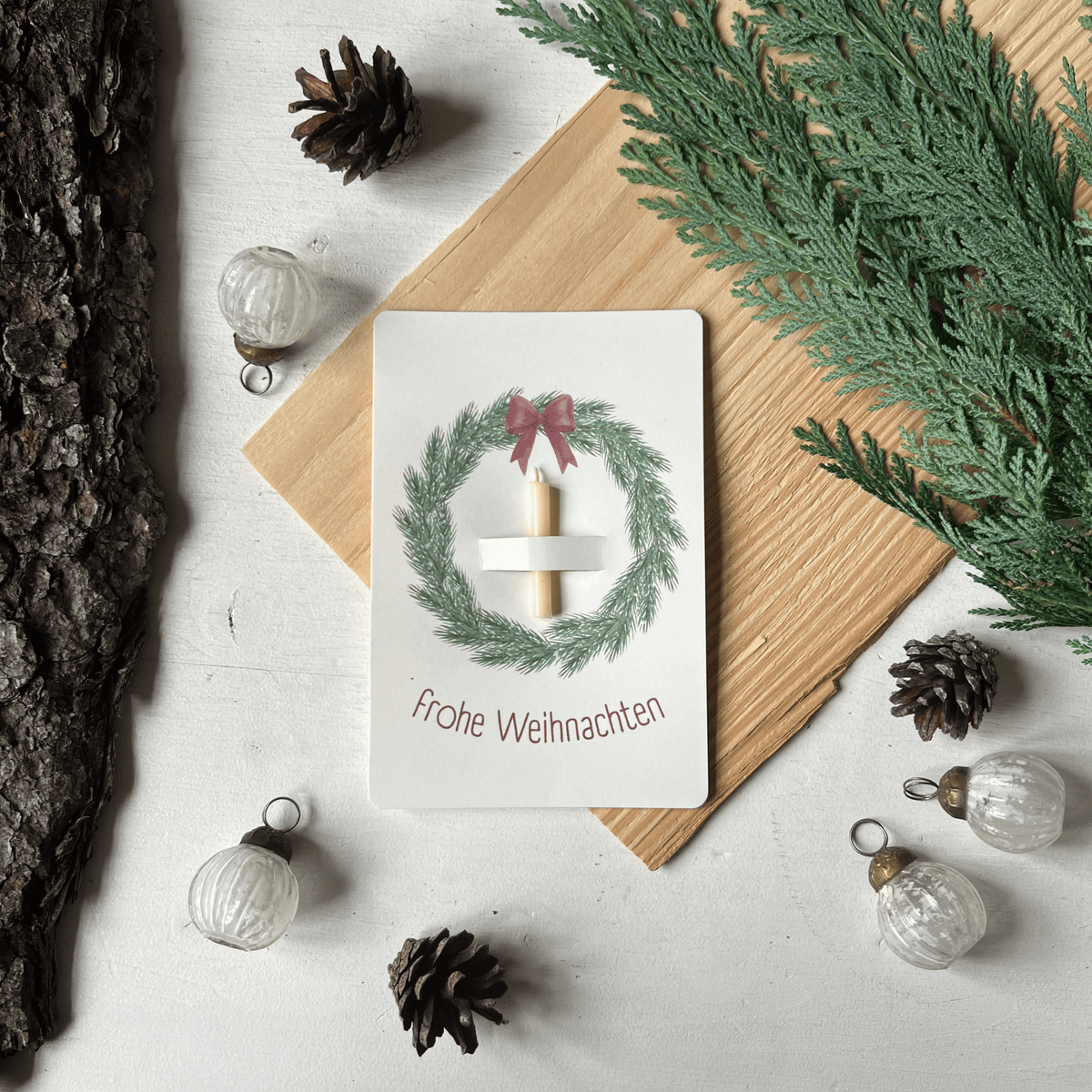 weihnachtliche Postkarten von foodigence mit echten Bienenwachskerzen zum Verschenken in der Weihnachtszeit "frohe Weihnachten" weinachtlich dekoriert