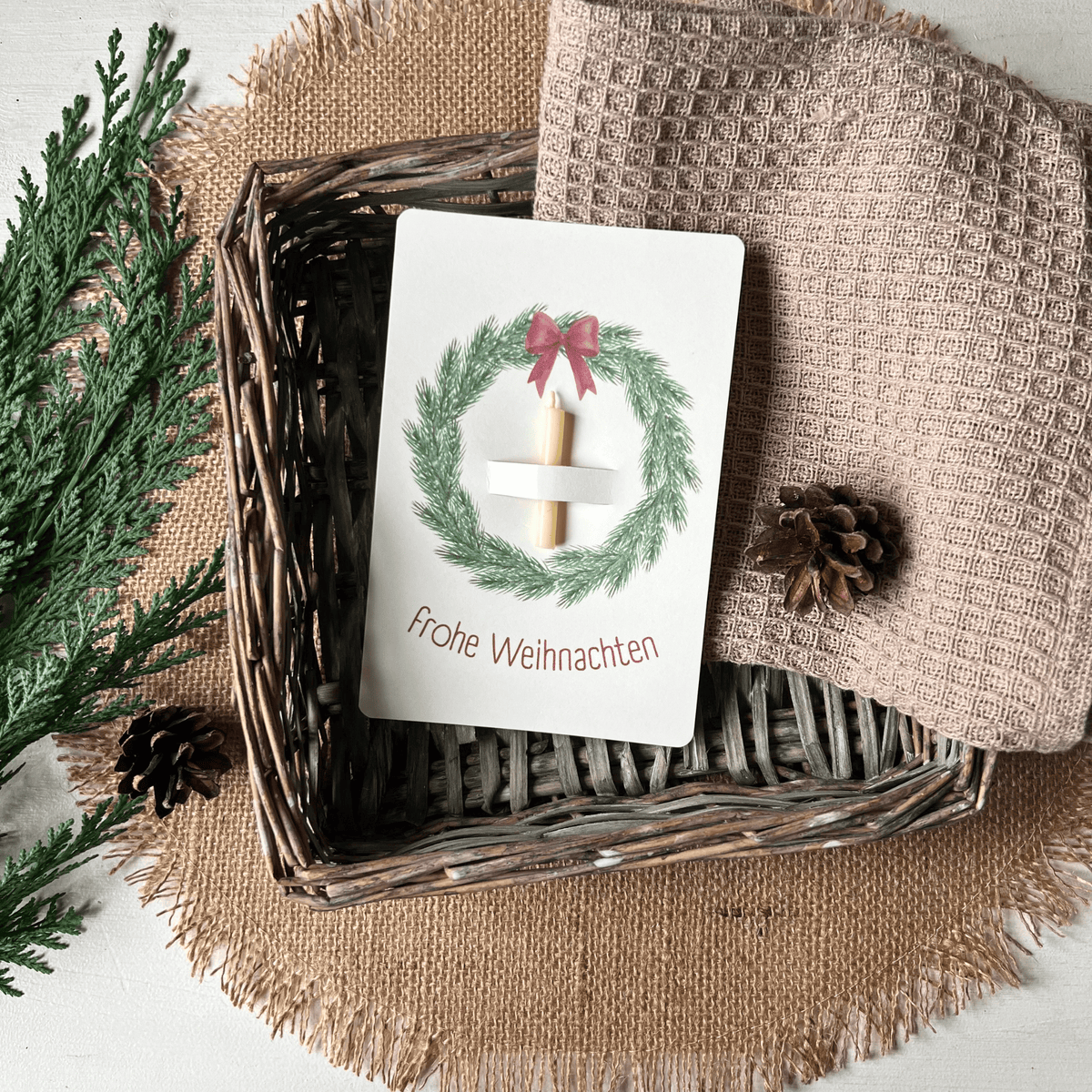 weihnachtliche Postkarten von foodigence mit echten Bienenwachskerzen zum Verschenken in der Weihnachtszeit "frohe Weihnachten" in einem Korb