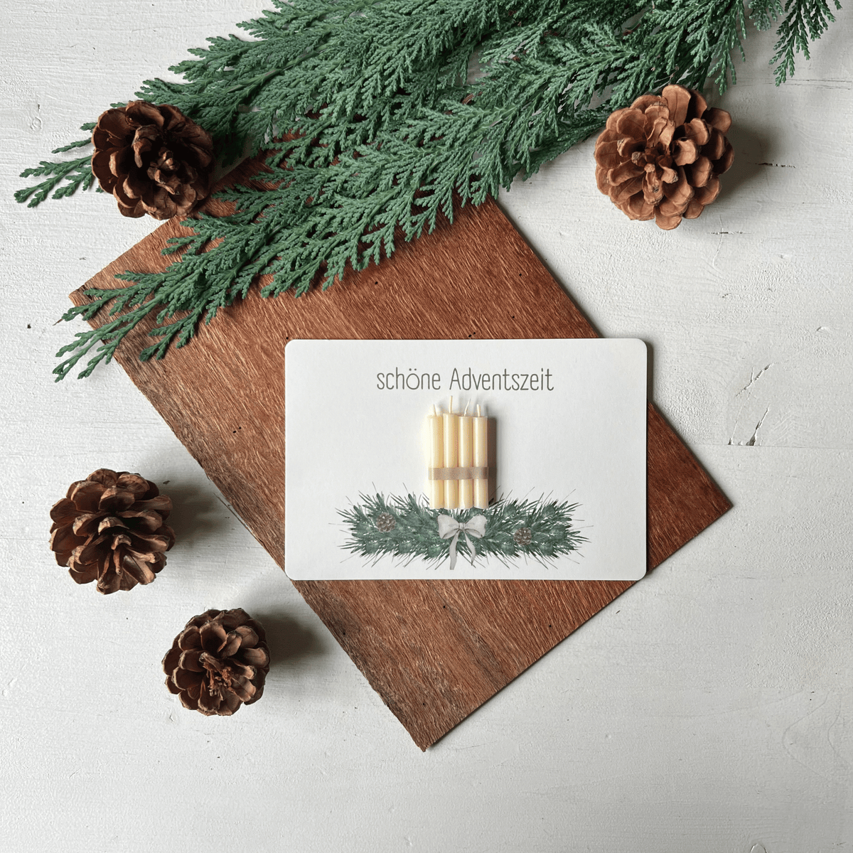 weihnachtliche Postkarten von foodigence mit echten Bienenwachskerzen zum Verschenken in der Weihnachtszeit "schöne Adventszeit" und Adventskranz mit 4 Kerzen - neben Tannenzapfen