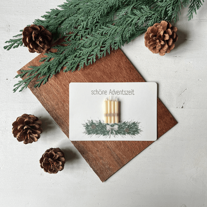 weihnachtliche Postkarten von foodigence mit echten Bienenwachskerzen zum Verschenken in der Weihnachtszeit "schöne Adventszeit" und Adventskranz mit 4 Kerzen - neben Tannenzapfen