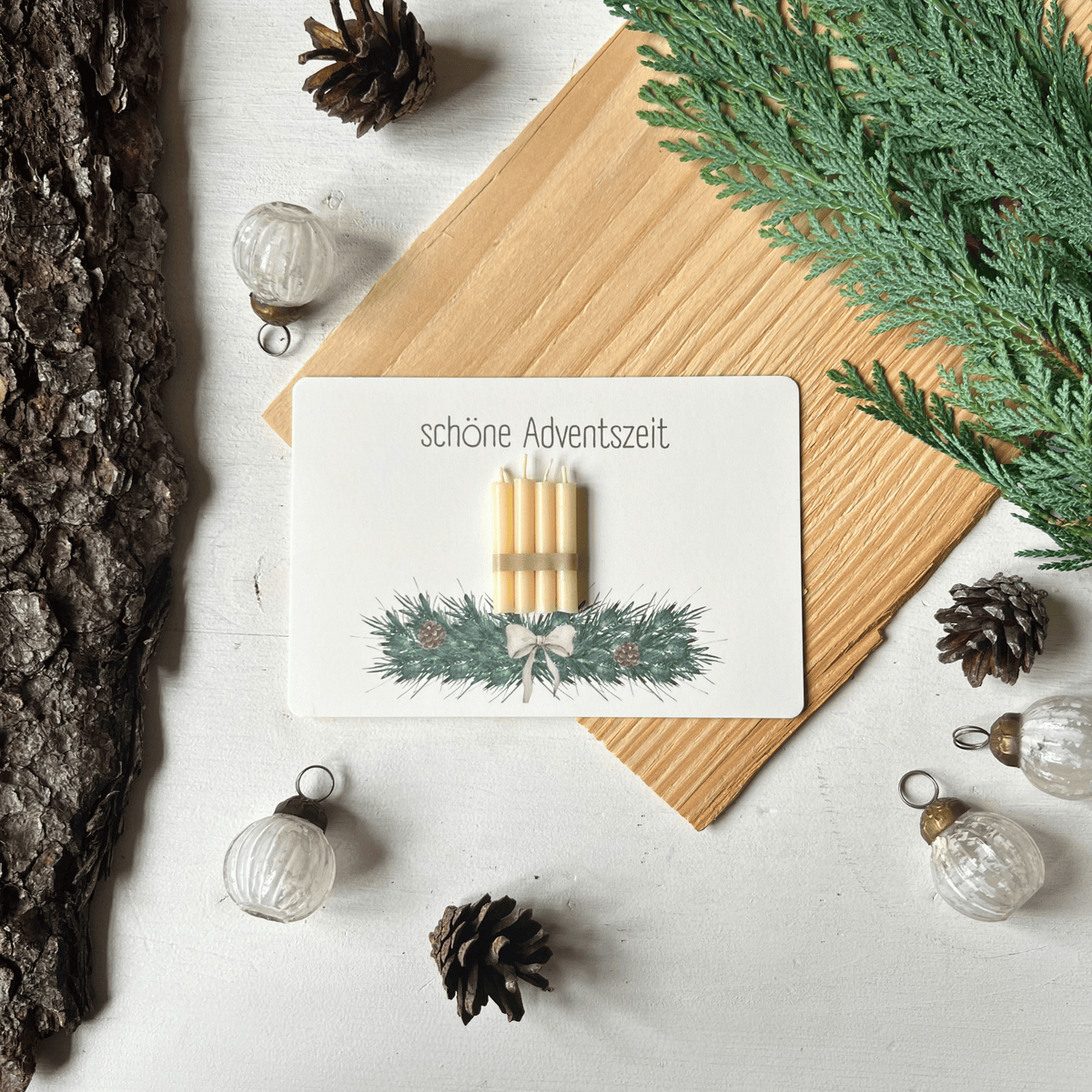 weihnachtliche Postkarten von foodigence mit echten Bienenwachskerzen zum Verschenken in der Weihnachtszeit "schöne Adventszeit" und Adventskranz mit 4 Kerzen - weihnachtlich dekoriert