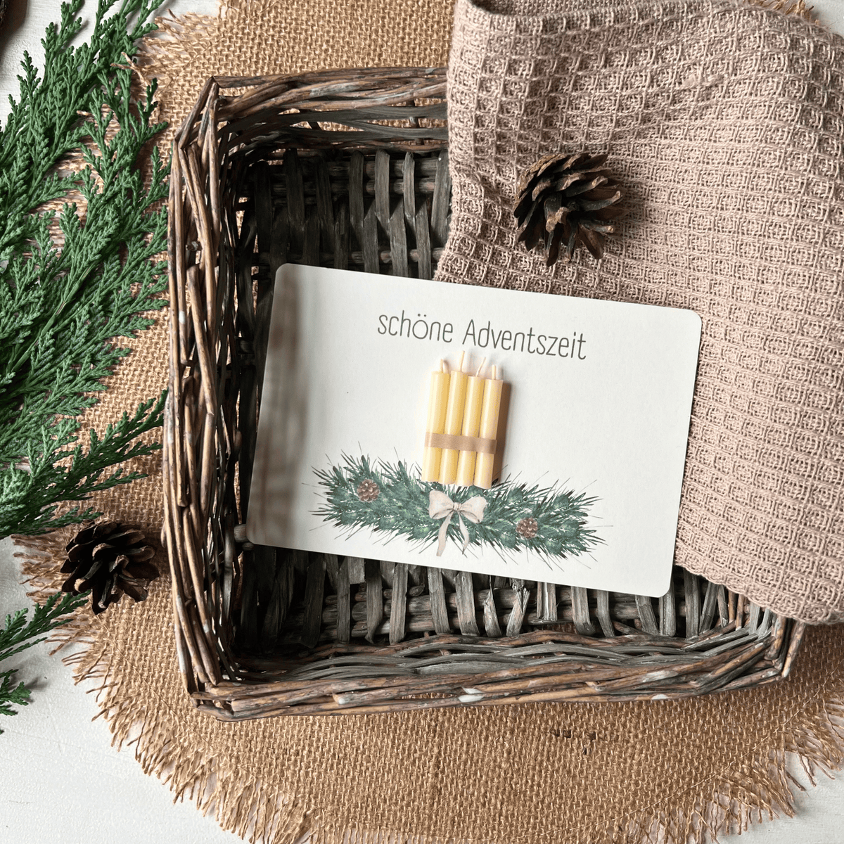 weihnachtliche Postkarten von foodigence mit echten Bienenwachskerzen zum Verschenken in der Weihnachtszeit "schöne Adventszeit" und Adventskranz mit 4 Kerzen - in einem Körbhen fotografiert